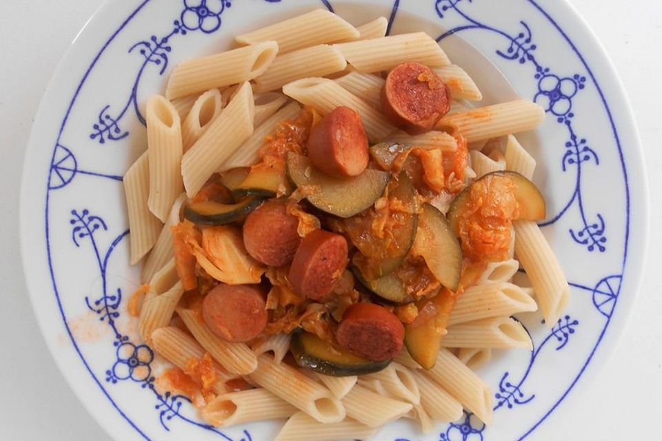 Spaghetti und Tomaten-Curry-Wurstgulasch