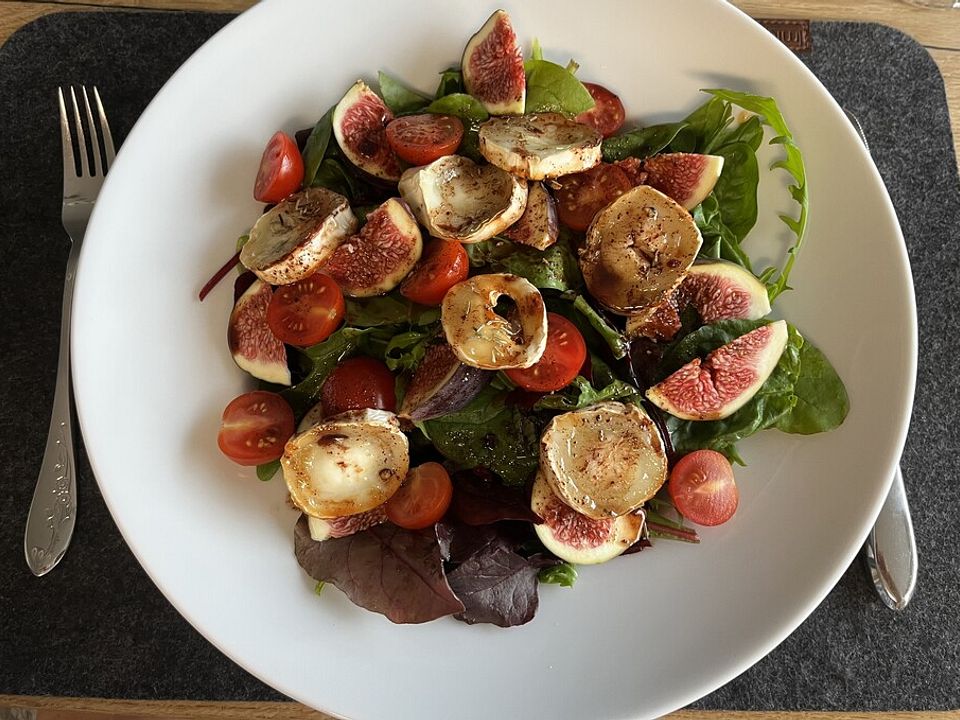 Bunter Salat mit gratiniertem Ziegenkäse, Feigen und einem Balsamico ...