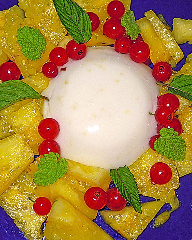 Kokospudding mit Ananas und Minze