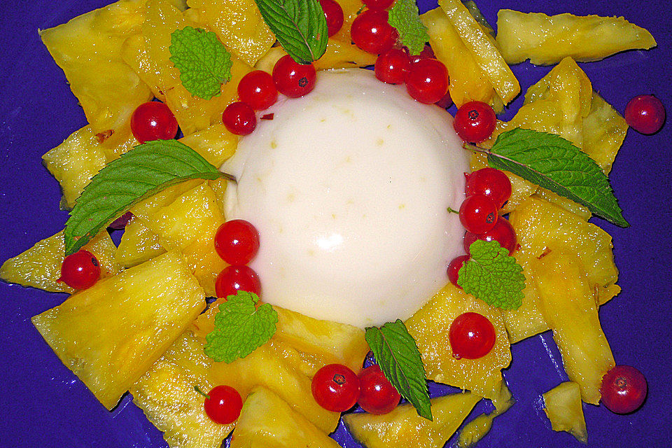 Kokospudding mit Ananas und Minze