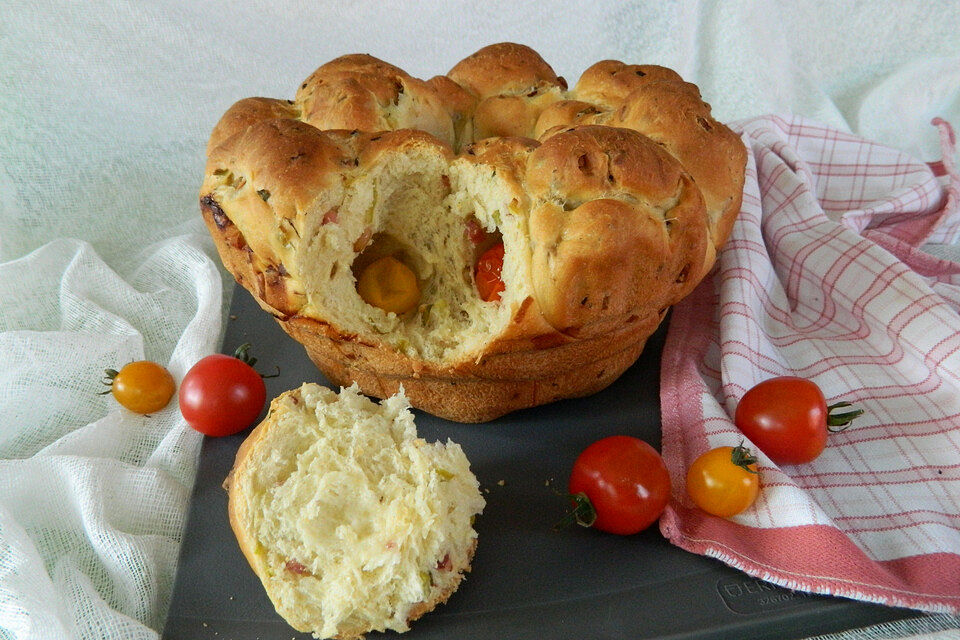 Gugelhupf mit Tomaten