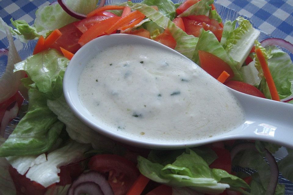 Salat-Dressing mit Joghurt (ohne Sahne) für alle Salate geeignet