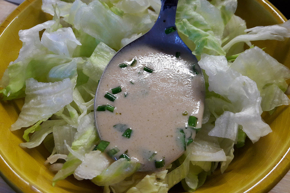 Salat-Dressing mit Joghurt (ohne Sahne) für alle Salate geeignet