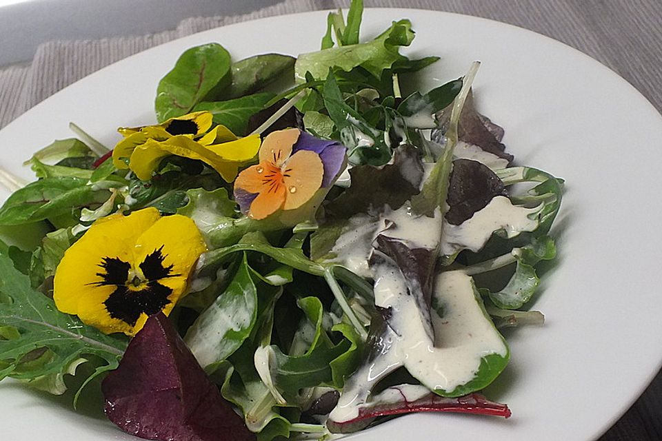 Salat-Dressing mit Joghurt (ohne Sahne) für alle Salate geeignet