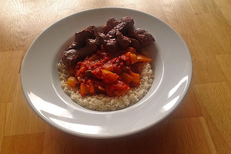 Huftsteakstreifen mit Tomaten-Paprika-Kapernsauce