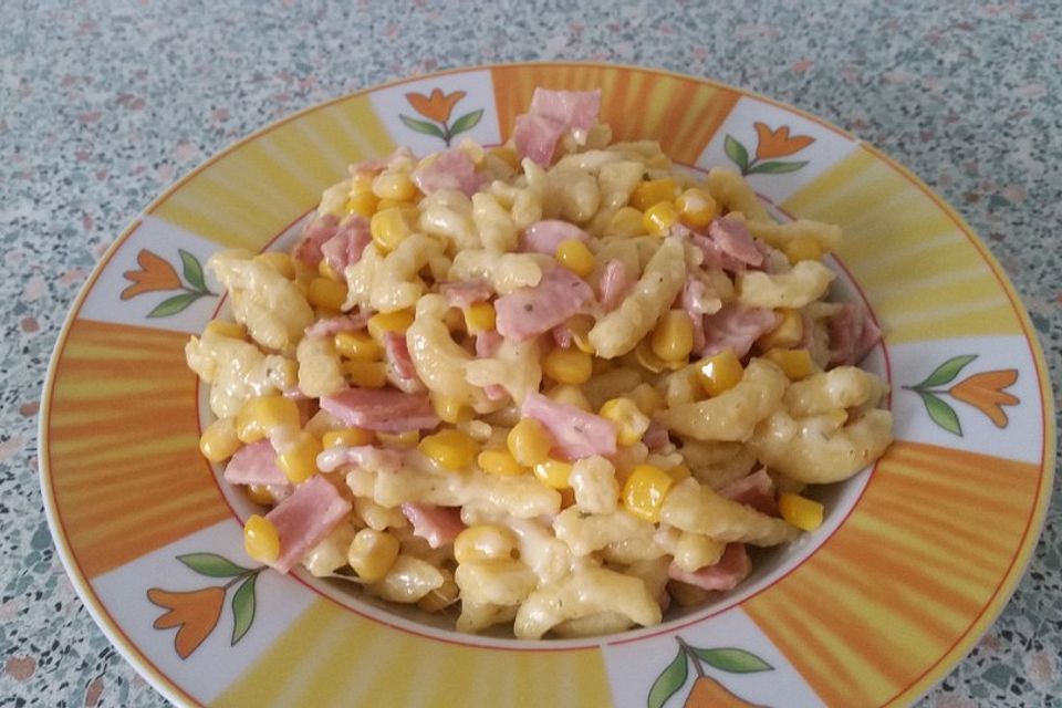 Käsespätzle mit Mais und Schinken