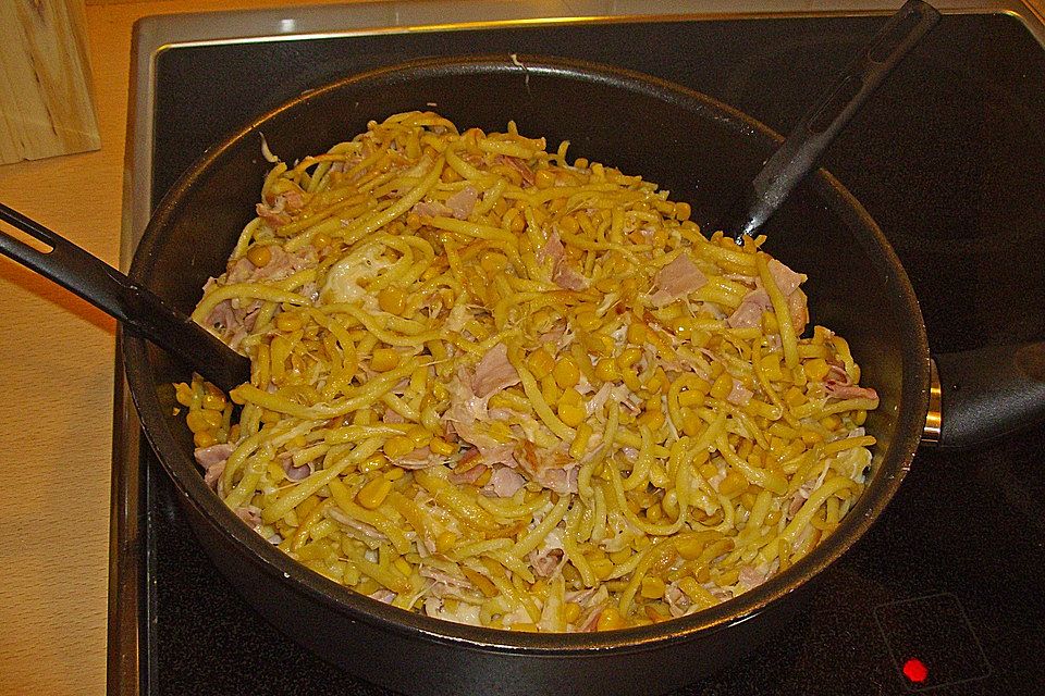 Käsespätzle mit Mais und Schinken