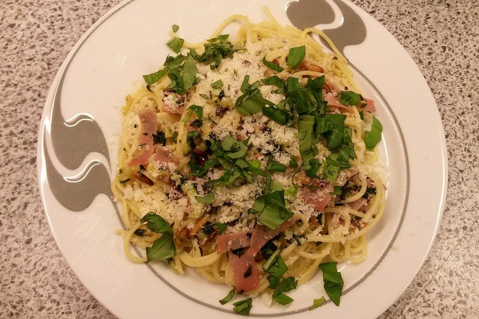 Spaghetti mit Zucchini-Basilikum-Sauce