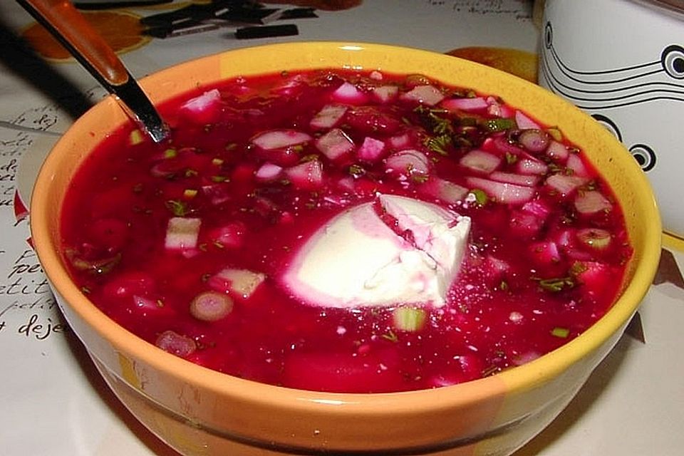 Russische kalte Rote Bete-Suppe "Svekoljnik"