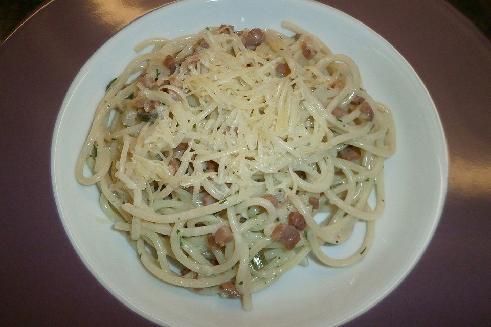 Spagetti mit Speck-Zwiebel-Oberssauce