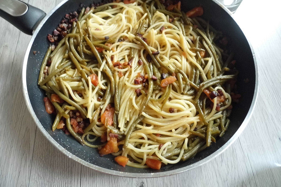 Gemüse-Spaghetti mit Schinken