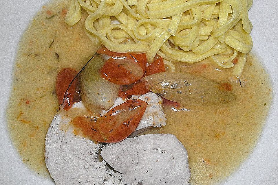 Gefüllter Putenrollbraten im Sherry - Tomaten - Sud