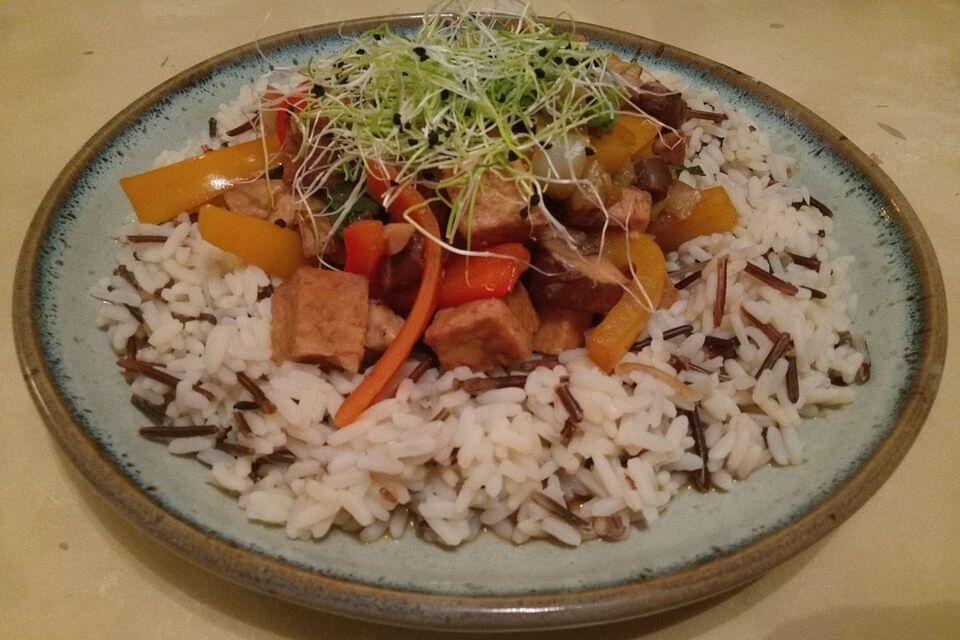 Schnelle asiatische Tempeh-Pfanne