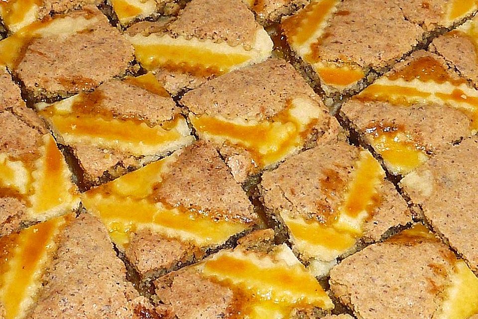 Kuchen mit Haselnüssen und Aprikosenkonfitüre