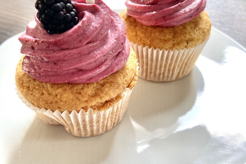 Beeren-Kokos-Cupcakes