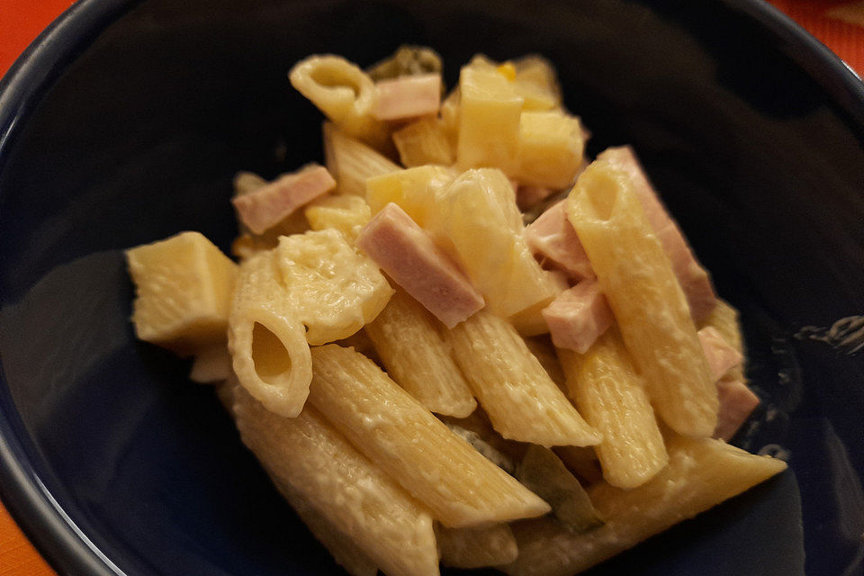 Nudelsalat mit Käse und Ananas à la Opa Willi