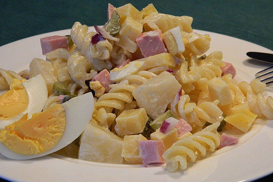 Nudelsalat mit Käse und Ananas à la Opa Willi