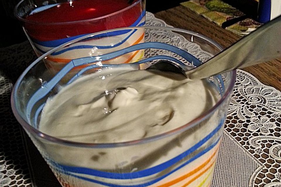 Vanillige Quarkcreme mit Erdbeersoße