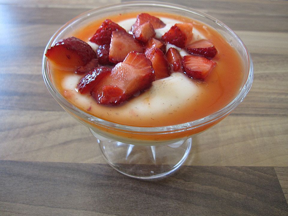 Vanillige Quarkcreme mit Erdbeersoße von Laryhla| Chefkoch