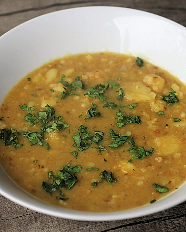 Gelbe Linsen-Suppe mit Graupen