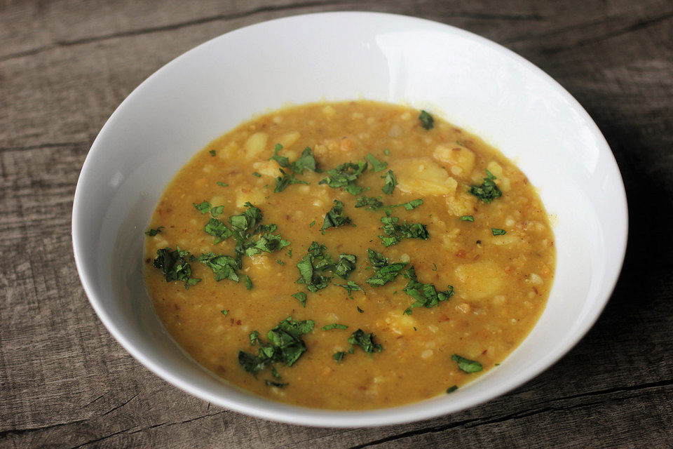 Gelbe Linsen-Suppe mit Graupen