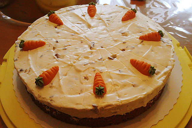 Möhrentorte mit Schmand-Schoko-Topping von juana82| Chefkoch