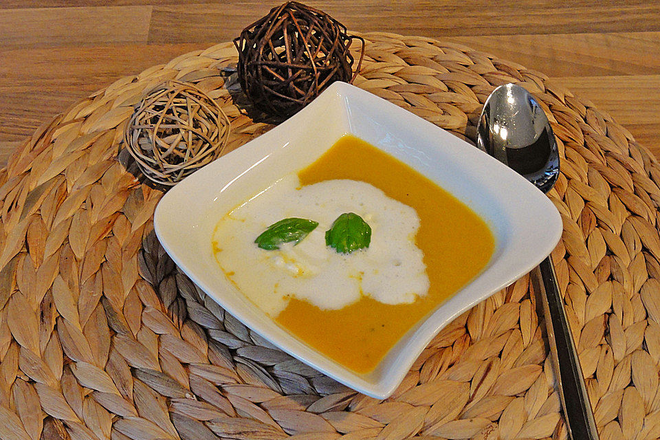 Scharfe Möhrencremesuppe mit Ingwer