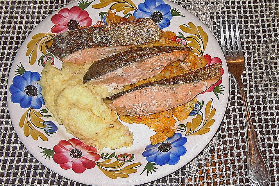 Frischer Lachs im Lauchsahnebett