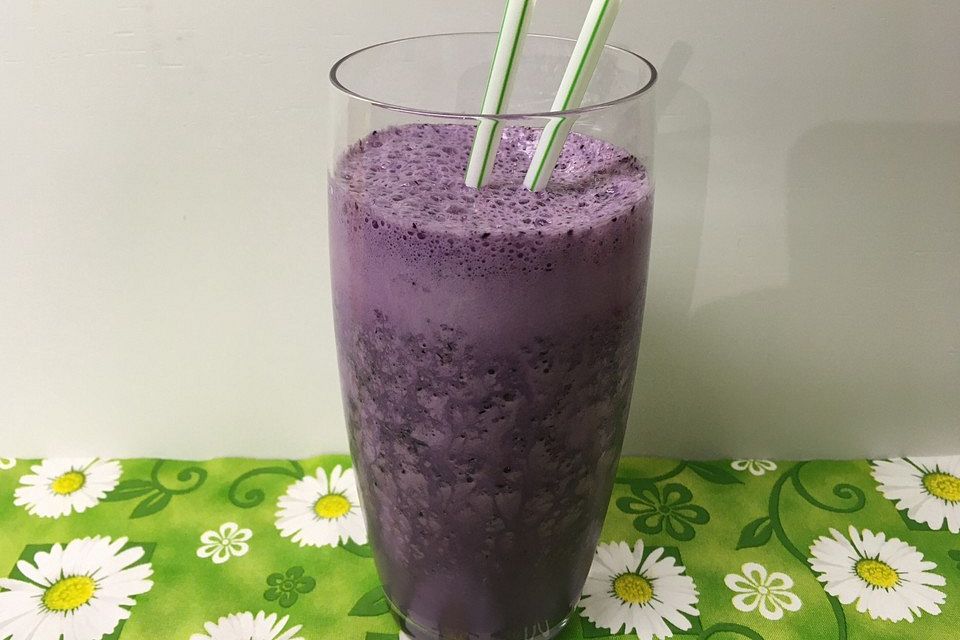 Kalter Waldbeeren-Milch-Shake