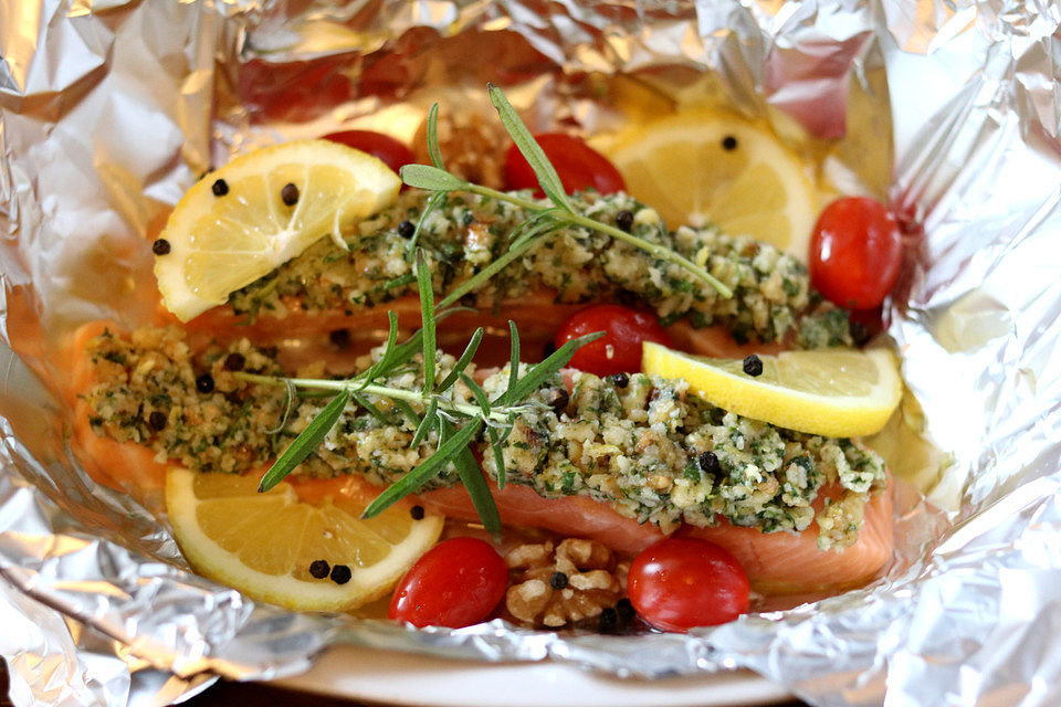 Lachs mit Kräuter-Nuss-Kruste