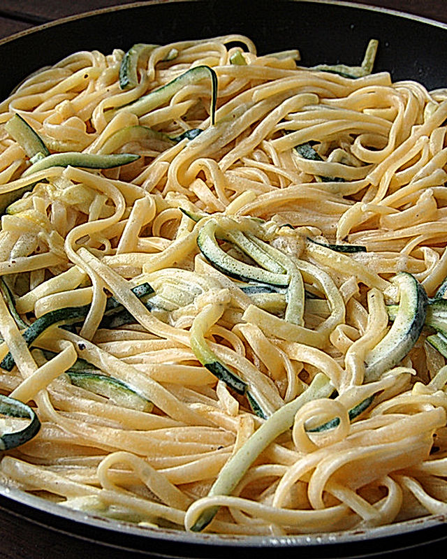 Schnelle Zucchinispagetti