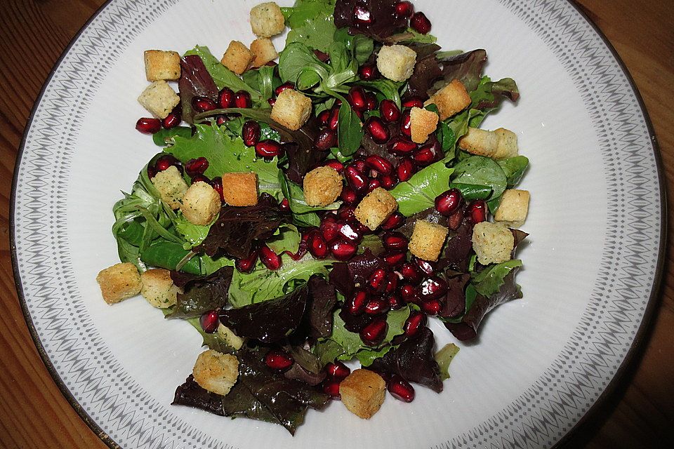 Pflücksalat mit Croutons und Granatapfel