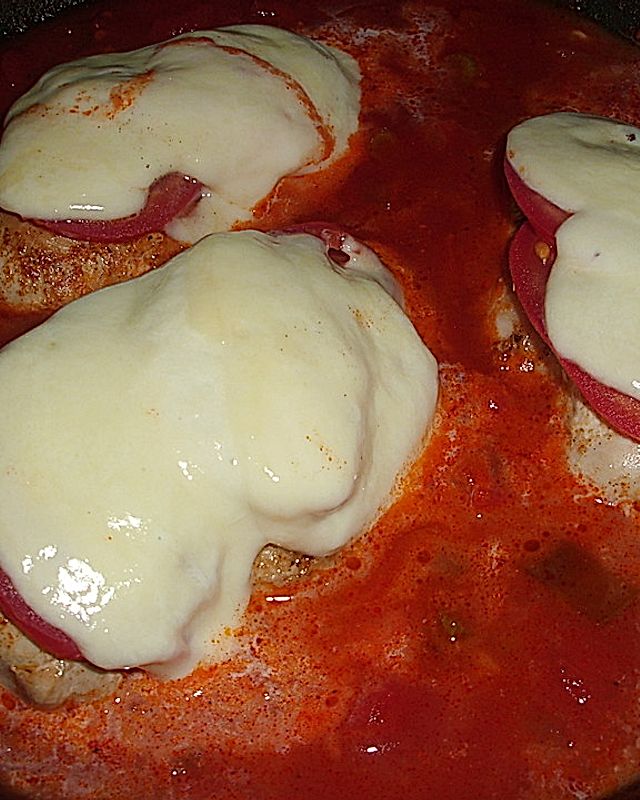 Hähnchenbrust in Tomaten-Sahne Sauce auf Gemüse