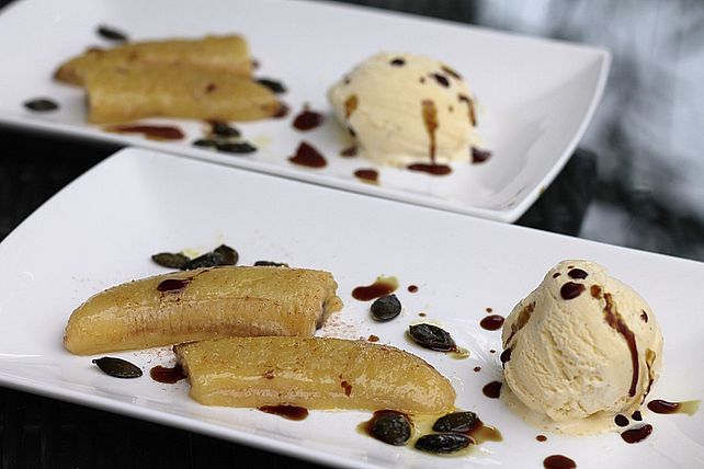 Vanilleeis mit Kürbiskernöl und gebratenen Bananenscheiben von ...