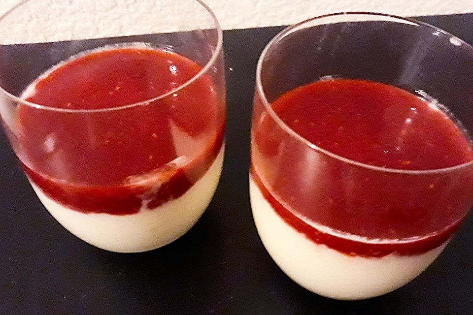 Joghurt-Dessert mit Himbeerspiegel