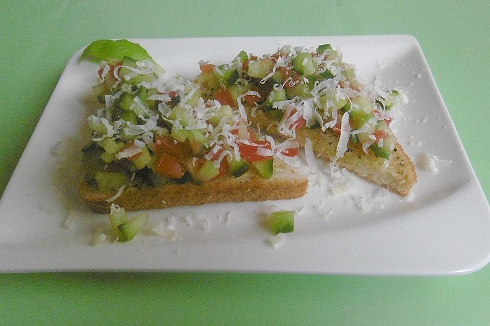 Tomaten-Gurken Bruschetta