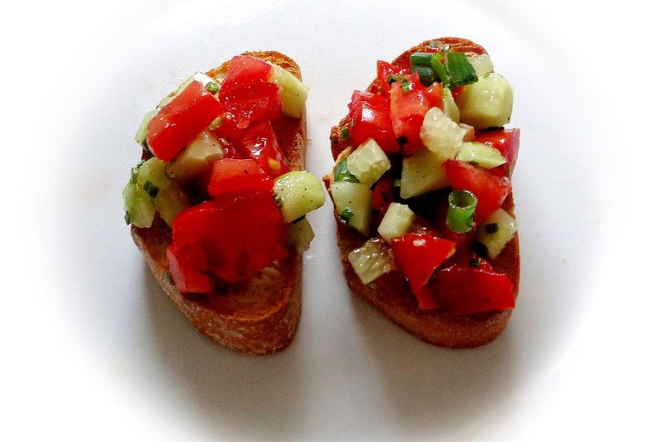 Tomaten-Gurken Bruschetta