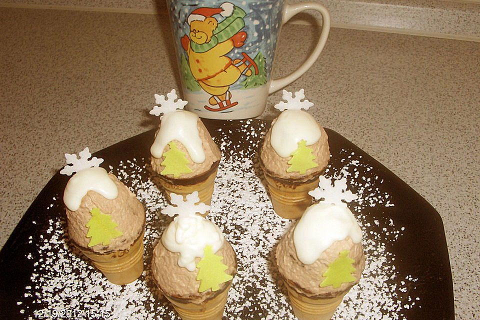 Kleine Schneeberge im Waffelbecher mit Schokosahne