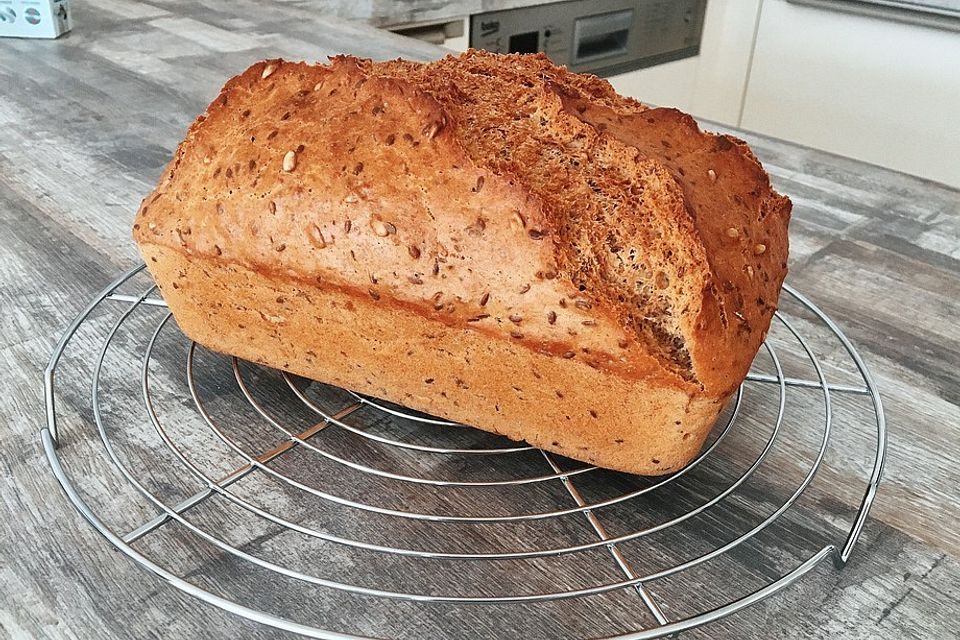 Dinkelbrot mit Leinsamen und Sonnenblumenkernen