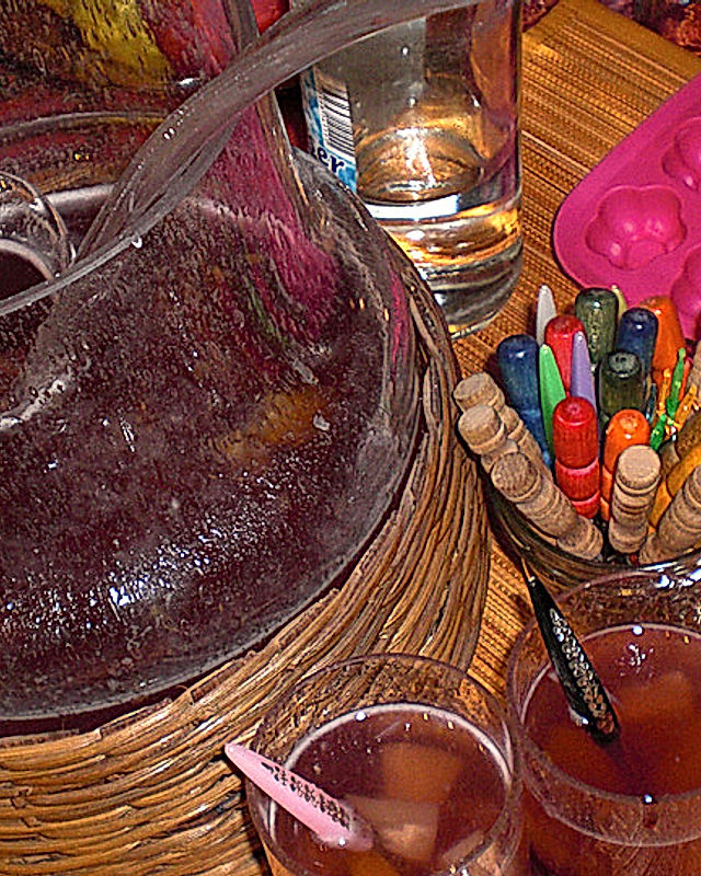 Eisteebowle mit Sirup und Früchten