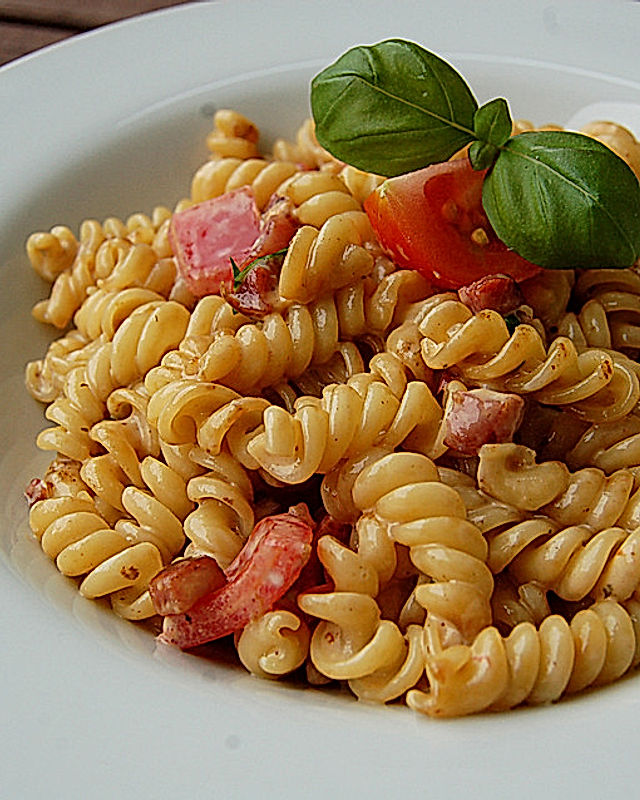 Spaghetti Carbonara mit Basilikum