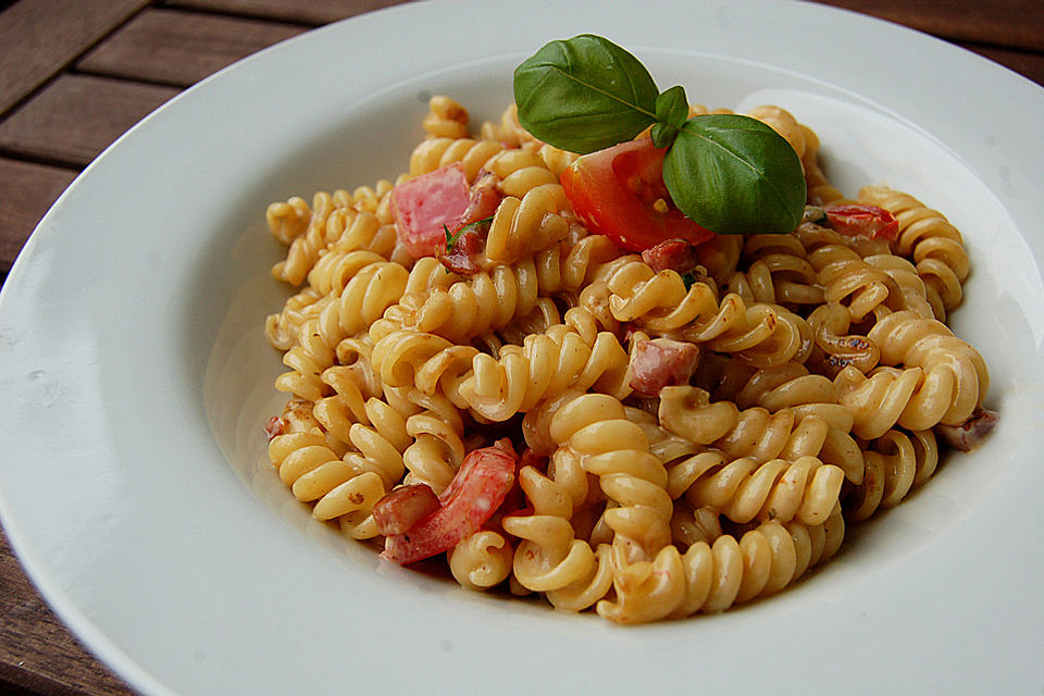 Spaghetti Carbonara mit Basilikum