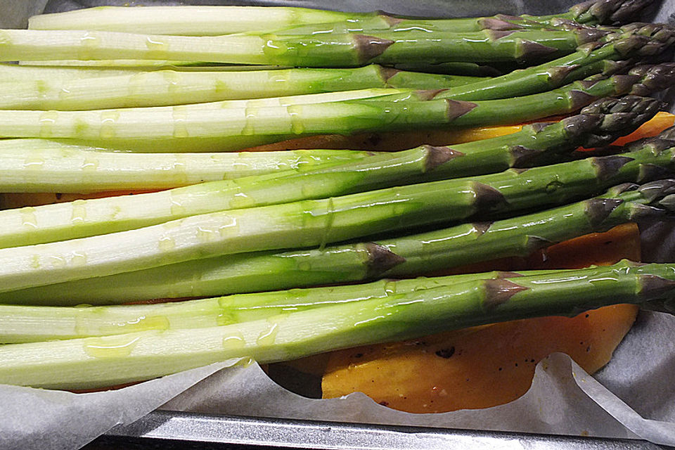 Kürbis und grüner Spargel aus dem Ofen mit Feldsalat und Schafskäse Kürbis und grüner Spargel aus dem Ofen mit Feldsalat und Schafskäse