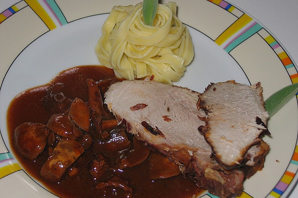 Schinkenbraten gespickt mit Parmaschinken in Rotweinsauce