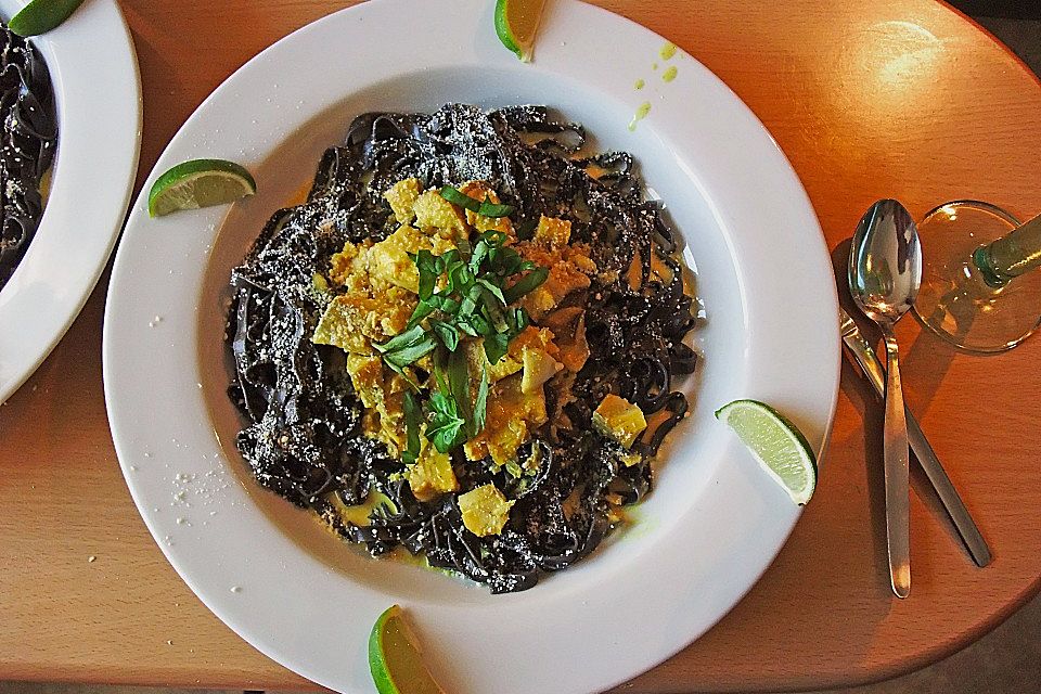 Schwarze Tagliatelle an Curry - Lachs Rahm