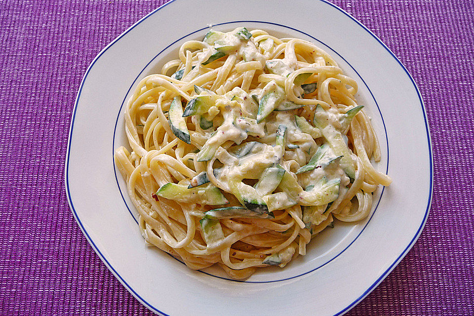 Bandnudeln in pikanter Soße mit Zucchinistreifen