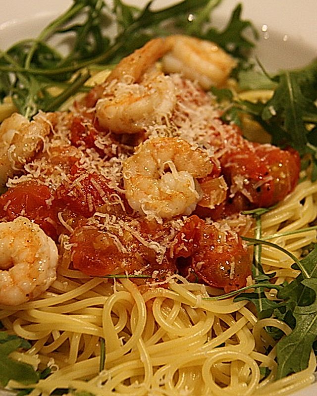 Spaghetti mit geschmolzenen Safran-Tomaten, Garnelen und Rucola