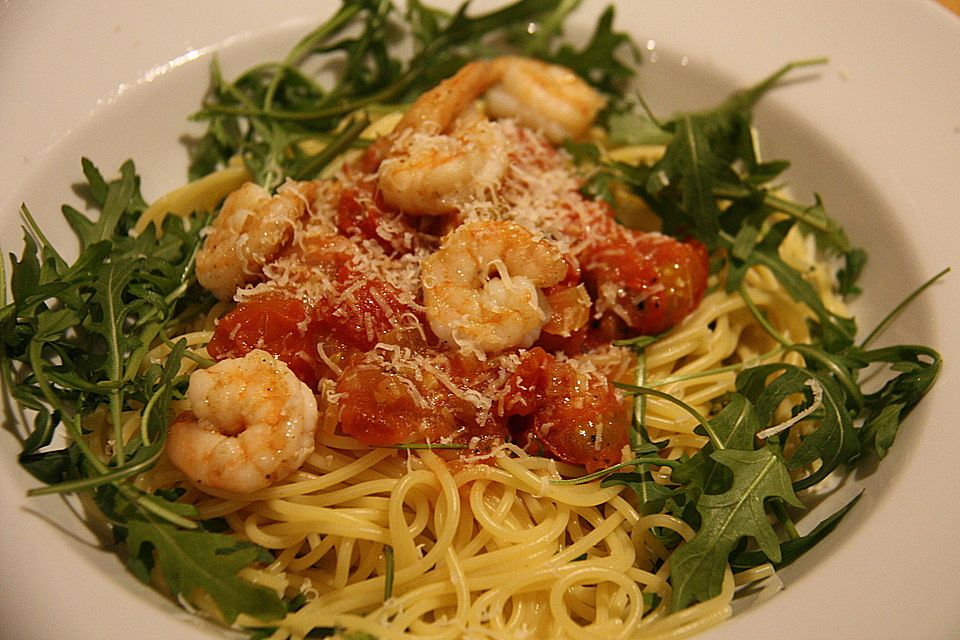 Spaghetti mit geschmolzenen Safran-Tomaten, Garnelen und Rucola