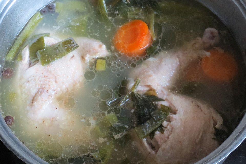 Hühnersuppe aus Hähnchenschenkeln