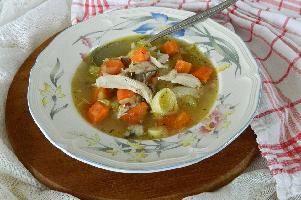 Hühnersuppe aus Hähnchenschenkeln